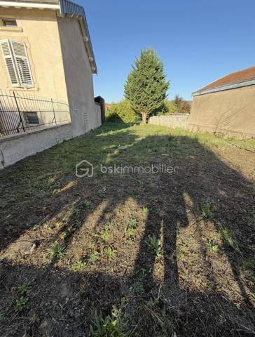 Vous souhaitez construire votre future maison à Pont-à-Mousson ? 
Découvrez ce terrain à bâtir d'une superficie de 344m², idéalement situé à proximité des commerces, écoles, transports et principaux axes routiers.

Les atouts :
- Terrain plat ;
- Libre de constructeur ;
- Largeur de façade : 10m environ
- Profondeur du terrain : 40m 
- Viabillisation à proximité.

Un terrain offrant de belles possibilités pour concrétiser votre projet de construction.