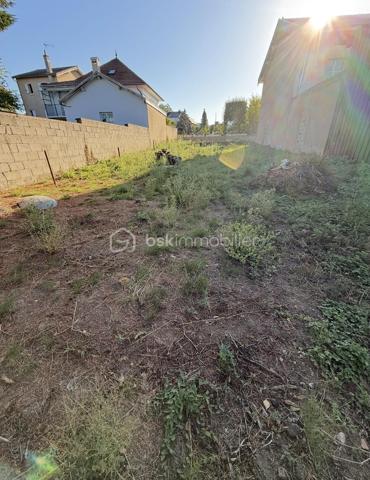 Vous souhaitez construire votre future maison à Pont-à-Mousson ? 
Découvrez ce terrain à bâtir d'une superficie de 344m², idéalement situé à proximité des commerces, écoles, transports et principaux axes routiers.

Les atouts :
- Terrain plat ;
- Libre de constructeur ;
- Largeur de façade : 10m environ
- Profondeur du terrain : 40m 
- Viabillisation à proximité.

Un terrain offrant de belles possibilités pour concrétiser votre projet de construction.