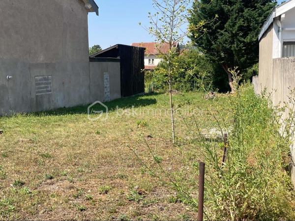 Vous souhaitez construire votre future maison à Pont-à-Mousson ? 
Découvrez ce terrain à bâtir d'une superficie de 344m², idéalement situé à proximité des commerces, écoles, transports et principaux axes routiers.

Les atouts :
- Terrain plat ;
- Libre de constructeur ;
- Largeur de façade : 10m environ
- Profondeur du terrain : 40m 
- Viabillisation à proximité.

Un terrain offrant de belles possibilités pour concrétiser votre projet de construction.