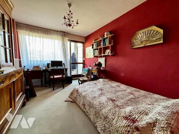 EXCLUSIVITÉ RENNES CENTRE-VILLE COLOMBIER. Appartement de TYPE 5 avec balcon Sud et garage.
Em...
