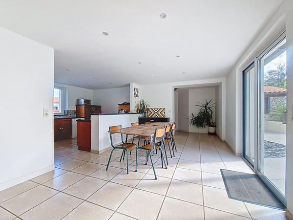 Maison A VENDRE, centre bourg de CHAMPTOCEAUX, 5 chambres, double garage, jardin avec piscine