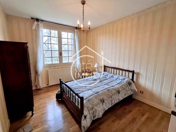 COURS-DE-PILE : Belle maison familiale 7 pièces de 183 m² avec jardin