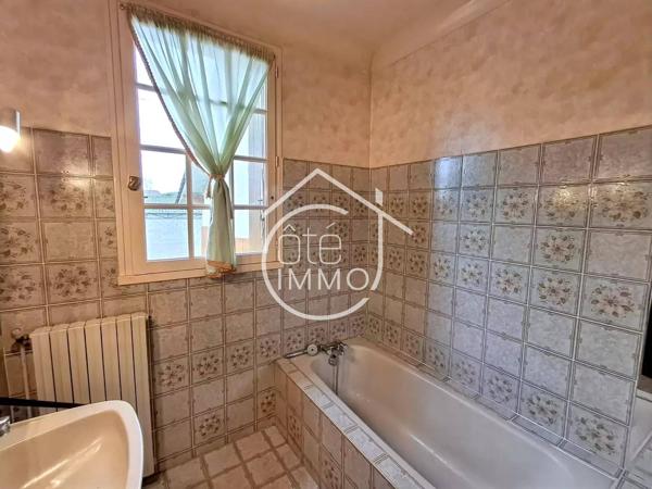 COURS-DE-PILE : Belle maison familiale 7 pièces de 183 m² avec jardin