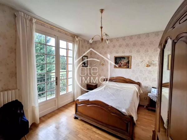COURS-DE-PILE : Belle maison familiale 7 pièces de 183 m² avec jardin