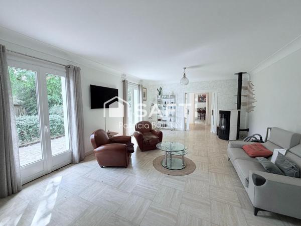 MAISON DE PLAIN PIED + APPARTEMENT DUPLEX ATTENANT ET GARAGES ET DÉPENDANCES A VOUILLE
