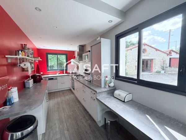 MAISON DE PLAIN PIED + APPARTEMENT DUPLEX ATTENANT ET GARAGES ET DÉPENDANCES A VOUILLE
