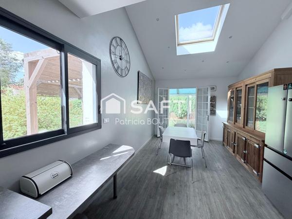 MAISON DE PLAIN PIED + APPARTEMENT DUPLEX ATTENANT ET GARAGES ET DÉPENDANCES A VOUILLE