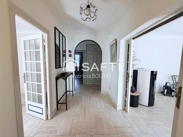 MAISON DE PLAIN PIED + APPARTEMENT DUPLEX ATTENANT ET GARAGES ET DÉPENDANCES A VOUILLE