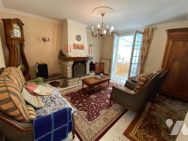 BARJOUVILLE, Secteur très recherché, nous vous proposons 
ce joli Pavillon sur sous-sol compos...