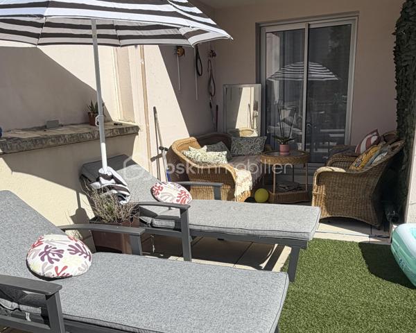 Dans une copropriété entretenue et sécurisée, à Dijon, secteur Clémenceau, au premier étage avec ascenseur, cet appartement contemporain traversant, rénové avec goût saura vous séduire,
- une pièce de vie donnant sur une belle terrasse, une cuisine aménagée, indépendante avec un cellier, donnant sur une deuxième terrasse, pour un total de 52m2 de terrasses.
trois chambres, une salle d'eau, un wc séparés.
Un garage complète avantageusement ce bien.
Proche tram T1 / T2
Ligne de Bus
Proche écoles, commerces, conservatoire,

Chauffage individuel gaz, charges annuelles de copropriété : 1200 euros