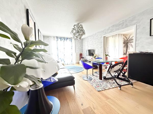 Dans une copropriété entretenue et sécurisée, à Dijon, secteur Clémenceau, au premier étage avec ascenseur, cet appartement contemporain traversant, rénové avec goût saura vous séduire,
- une pièce de vie donnant sur une belle terrasse, une cuisine aménagée, indépendante avec un cellier, donnant sur une deuxième terrasse, pour un total de 52m2 de terrasses.
trois chambres, une salle d'eau, un wc séparés.
Un garage complète avantageusement ce bien.
Proche tram T1 / T2
Ligne de Bus
Proche écoles, commerces, conservatoire,

Chauffage individuel gaz, charges annuelles de copropriété : 1200 euros