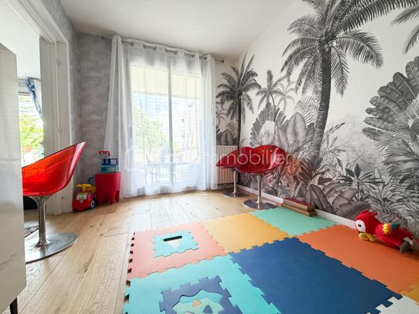 Dans une copropriété entretenue et sécurisée, à Dijon, secteur Clémenceau, au premier étage avec ascenseur, cet appartement contemporain traversant, rénové avec goût saura vous séduire,
- une pièce de vie donnant sur une belle terrasse, une cuisine aménagée, indépendante avec un cellier, donnant sur une deuxième terrasse, pour un total de 52m2 de terrasses.
trois chambres, une salle d'eau, un wc séparés.
Un garage complète avantageusement ce bien.
Proche tram T1 / T2
Ligne de Bus
Proche écoles, commerces, conservatoire,

Chauffage individuel gaz, charges annuelles de copropriété : 1200 euros