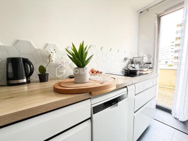 Dans une copropriété entretenue et sécurisée, à Dijon, secteur Clémenceau, au premier étage avec ascenseur, cet appartement contemporain traversant, rénové avec goût saura vous séduire,
- une pièce de vie donnant sur une belle terrasse, une cuisine aménagée, indépendante avec un cellier, donnant sur une deuxième terrasse, pour un total de 52m2 de terrasses.
trois chambres, une salle d'eau, un wc séparés.
Un garage complète avantageusement ce bien.
Proche tram T1 / T2
Ligne de Bus
Proche écoles, commerces, conservatoire,

Chauffage individuel gaz, charges annuelles de copropriété : 1200 euros