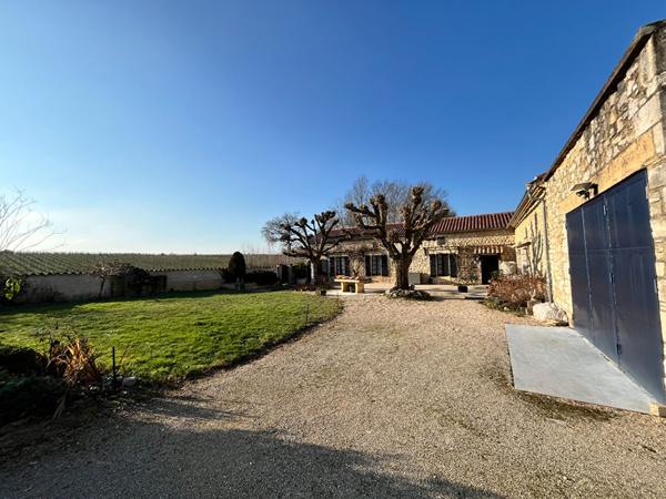 Jolie maison en pierre, de plain pied, située proche Prayssac