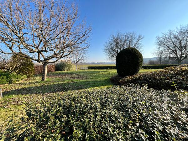 Jolie maison en pierre, de plain pied, située proche Prayssac