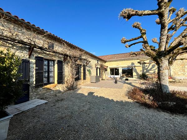 Jolie maison en pierre, de plain pied, située proche Prayssac