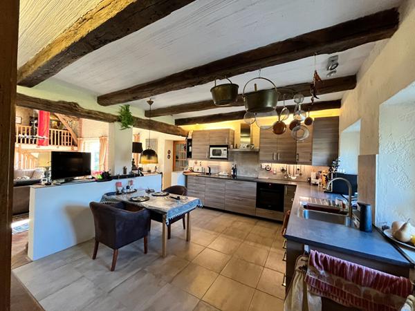 Jolie maison en pierre, de plain pied, située proche Prayssac