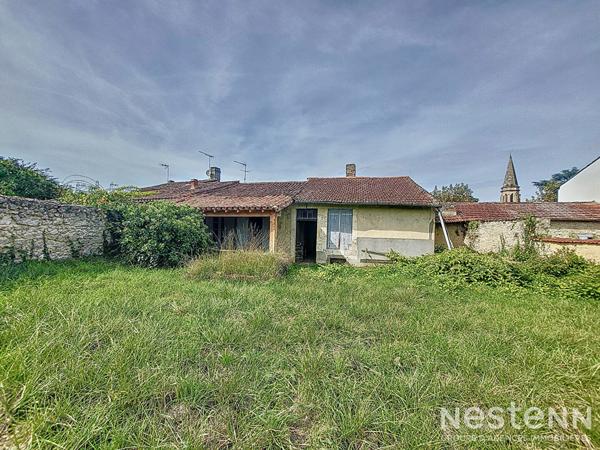 A Vendre Ensemble immobilier en pierre à rénover de 182 m² avec garage de 88 m²