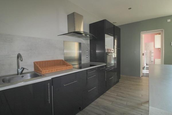 Immeuble à LE CHAMBON-FEUGEROLLES, 42500 - 180m²