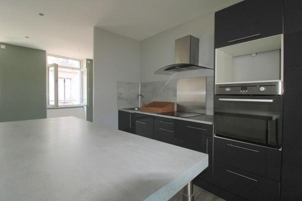 Immeuble à LE CHAMBON-FEUGEROLLES, 42500 - 180m²