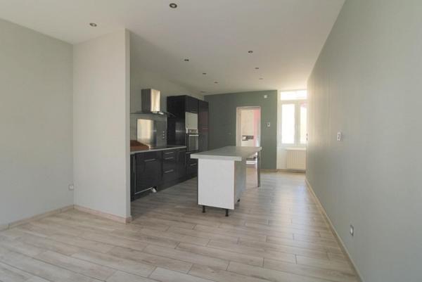 Immeuble à LE CHAMBON-FEUGEROLLES, 42500 - 180m²