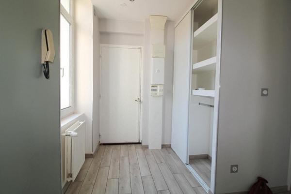 Immeuble à LE CHAMBON-FEUGEROLLES, 42500 - 180m²