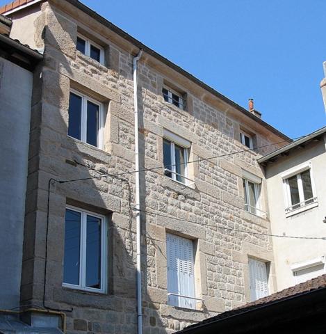 Immeuble à LE CHAMBON-FEUGEROLLES, 42500 - 180m²