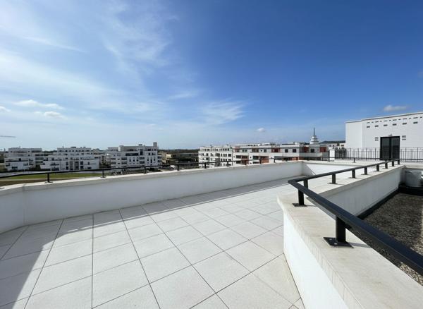 Duplex dernier étage 117 m² - Rooftop 40 m² - 5 ch - DPE A - CHESSY