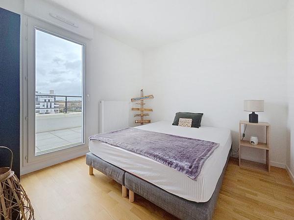 Duplex dernier étage 117 m² - Rooftop 40 m² - 5 ch - DPE A - CHESSY