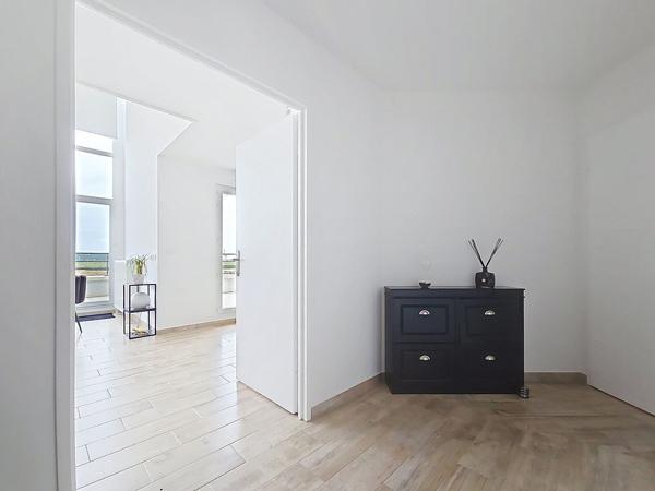 Duplex dernier étage 117 m² - Rooftop 40 m² - 5 ch - DPE A - CHESSY