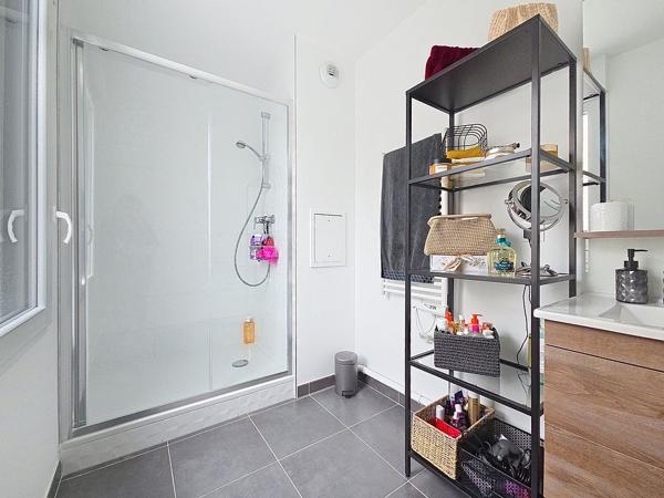 Duplex dernier étage 117 m² - Rooftop 40 m² - 5 ch - DPE A - CHESSY