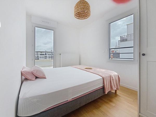 Duplex dernier étage 117 m² - Rooftop 40 m² - 5 ch - DPE A - CHESSY