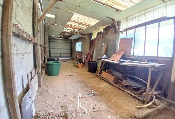 maison à fort potentiel avec grand garage et jardin