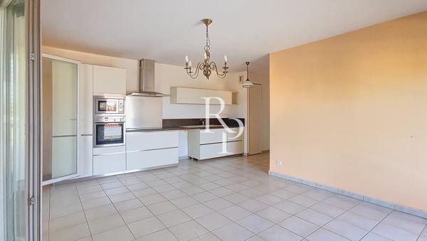CRAPONNE – T4 LUMINEUX AVEC TERRASSE, AU CALME ET À DEUX PAS DU CENTRE