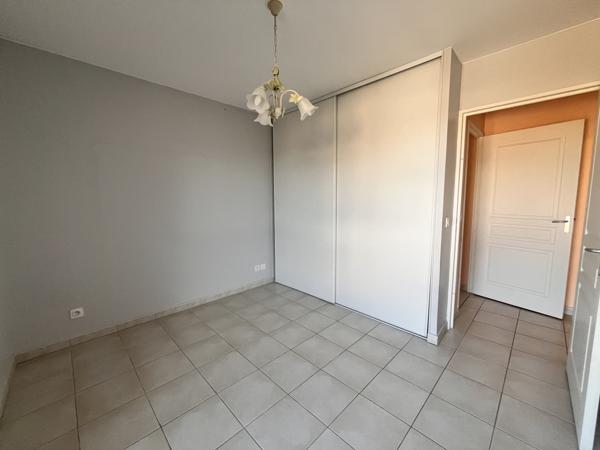 CRAPONNE – T4 LUMINEUX AVEC TERRASSE, AU CALME ET À DEUX PAS DU CENTRE