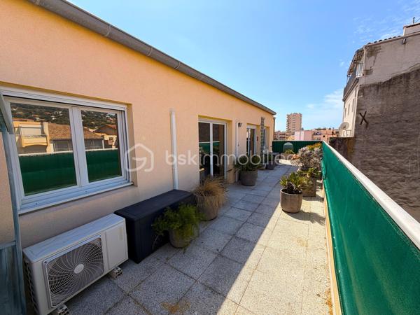 SÈTE — Appartement 1 chambre avec grande terrasse, vue dégagée et parking privatif.

Dans un environnement calme, à proximité immédiate de toutes les commodités, venez découvrir ce magnifique appartement d’environ 63,5 m², agrémenté d’une superbe terrasse de près de 38 m² et d’une place de parking privative en sous-sol.
Situé au 4ᵉ et dernier étage avec ascenseur d’une résidence construite en 2010, au 20 rue Maurice Clavel, cet appartement est parfaitement entretenu.

Dès l’entrée, vous découvrirez une spacieuse pièce de vie baignée de lumière, ouverte sur une magnifique terrasse avec une vue dégagée sur le mont Saint-Clair. La cuisine moderne et entièrement équipée (électroménager inclus), s’intègre harmonieusement à cet espace convivial.
L’espace nuit comprend une belle chambre avec placard intégré ainsi qu’une salle d’eau équipée d’une grande douche à l’italienne, d’un meuble simple vasque, de WC et de rangements.
Grâce à son exposition plein sud, l’appartement bénéficie d’une luminosité exceptionnelle tout au long de la journée. Il est équipé de menuiseries en double vitrage, de volets roulants ainsi que de climatisations réversibles, avec un split dans le séjour et un second dans la chambre.

Les charges de copropriété comprennent notamment :
* L’entretien de la résidence et des parties communes ; L’ascenseur ; Les assurances de la copropriété ;
* Le chauffage ;
* L’eau chaude ;
* L’eau froide.

Enfin, ce bien est vendu avec une place de parking privative en sous-sol, un véritable atout sur le secteur.

📞 Une opportunité rare à Sète ! Contactez-moi dès aujourd’hui pour organiser une visite.