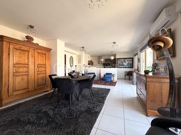 SÈTE — Appartement 1 chambre avec grande terrasse, vue dégagée et parking privatif.

Dans un environnement calme, à proximité immédiate de toutes les commodités, venez découvrir ce magnifique appartement d’environ 63,5 m², agrémenté d’une superbe terrasse de près de 38 m² et d’une place de parking privative en sous-sol.
Situé au 4ᵉ et dernier étage avec ascenseur d’une résidence construite en 2010, au 20 rue Maurice Clavel, cet appartement est parfaitement entretenu.

Dès l’entrée, vous découvrirez une spacieuse pièce de vie baignée de lumière, ouverte sur une magnifique terrasse avec une vue dégagée sur le mont Saint-Clair. La cuisine moderne et entièrement équipée (électroménager inclus), s’intègre harmonieusement à cet espace convivial.
L’espace nuit comprend une belle chambre avec placard intégré ainsi qu’une salle d’eau équipée d’une grande douche à l’italienne, d’un meuble simple vasque, de WC et de rangements.
Grâce à son exposition plein sud, l’appartement bénéficie d’une luminosité exceptionnelle tout au long de la journée. Il est équipé de menuiseries en double vitrage, de volets roulants ainsi que de climatisations réversibles, avec un split dans le séjour et un second dans la chambre.

Les charges de copropriété comprennent notamment :
* L’entretien de la résidence et des parties communes ; L’ascenseur ; Les assurances de la copropriété ;
* Le chauffage ;
* L’eau chaude ;
* L’eau froide.

Enfin, ce bien est vendu avec une place de parking privative en sous-sol, un véritable atout sur le secteur.

📞 Une opportunité rare à Sète ! Contactez-moi dès aujourd’hui pour organiser une visite.