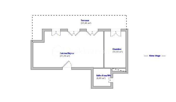 SÈTE — Appartement 1 chambre avec grande terrasse, vue dégagée et parking privatif.

Dans un environnement calme, à proximité immédiate de toutes les commodités, venez découvrir ce magnifique appartement d’environ 63,5 m², agrémenté d’une superbe terrasse de près de 38 m² et d’une place de parking privative en sous-sol.
Situé au 4ᵉ et dernier étage avec ascenseur d’une résidence construite en 2010, au 20 rue Maurice Clavel, cet appartement est parfaitement entretenu.

Dès l’entrée, vous découvrirez une spacieuse pièce de vie baignée de lumière, ouverte sur une magnifique terrasse avec une vue dégagée sur le mont Saint-Clair. La cuisine moderne et entièrement équipée (électroménager inclus), s’intègre harmonieusement à cet espace convivial.
L’espace nuit comprend une belle chambre avec placard intégré ainsi qu’une salle d’eau équipée d’une grande douche à l’italienne, d’un meuble simple vasque, de WC et de rangements.
Grâce à son exposition plein sud, l’appartement bénéficie d’une luminosité exceptionnelle tout au long de la journée. Il est équipé de menuiseries en double vitrage, de volets roulants ainsi que de climatisations réversibles, avec un split dans le séjour et un second dans la chambre.

Les charges de copropriété comprennent notamment :
* L’entretien de la résidence et des parties communes ; L’ascenseur ; Les assurances de la copropriété ;
* Le chauffage ;
* L’eau chaude ;
* L’eau froide.

Enfin, ce bien est vendu avec une place de parking privative en sous-sol, un véritable atout sur le secteur.

📞 Une opportunité rare à Sète ! Contactez-moi dès aujourd’hui pour organiser une visite.