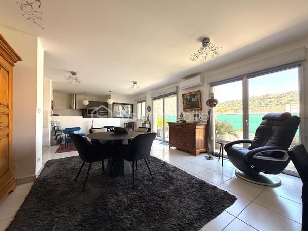 SÈTE — Appartement 1 chambre avec grande terrasse, vue dégagée et parking privatif.

Dans un environnement calme, à proximité immédiate de toutes les commodités, venez découvrir ce magnifique appartement d’environ 63,5 m², agrémenté d’une superbe terrasse de près de 38 m² et d’une place de parking privative en sous-sol.
Situé au 4ᵉ et dernier étage avec ascenseur d’une résidence construite en 2010, au 20 rue Maurice Clavel, cet appartement est parfaitement entretenu.

Dès l’entrée, vous découvrirez une spacieuse pièce de vie baignée de lumière, ouverte sur une magnifique terrasse avec une vue dégagée sur le mont Saint-Clair. La cuisine moderne et entièrement équipée (électroménager inclus), s’intègre harmonieusement à cet espace convivial.
L’espace nuit comprend une belle chambre avec placard intégré ainsi qu’une salle d’eau équipée d’une grande douche à l’italienne, d’un meuble simple vasque, de WC et de rangements.
Grâce à son exposition plein sud, l’appartement bénéficie d’une luminosité exceptionnelle tout au long de la journée. Il est équipé de menuiseries en double vitrage, de volets roulants ainsi que de climatisations réversibles, avec un split dans le séjour et un second dans la chambre.

Les charges de copropriété comprennent notamment :
* L’entretien de la résidence et des parties communes ; L’ascenseur ; Les assurances de la copropriété ;
* Le chauffage ;
* L’eau chaude ;
* L’eau froide.

Enfin, ce bien est vendu avec une place de parking privative en sous-sol, un véritable atout sur le secteur.

📞 Une opportunité rare à Sète ! Contactez-moi dès aujourd’hui pour organiser une visite.