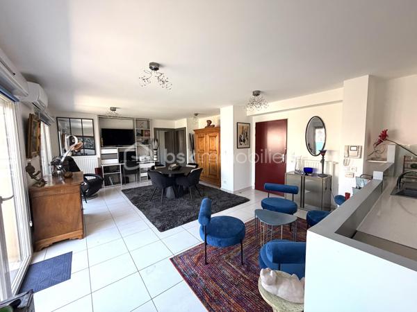 SÈTE — Appartement 1 chambre avec grande terrasse, vue dégagée et parking privatif.

Dans un environnement calme, à proximité immédiate de toutes les commodités, venez découvrir ce magnifique appartement d’environ 63,5 m², agrémenté d’une superbe terrasse de près de 38 m² et d’une place de parking privative en sous-sol.
Situé au 4ᵉ et dernier étage avec ascenseur d’une résidence construite en 2010, au 20 rue Maurice Clavel, cet appartement est parfaitement entretenu.

Dès l’entrée, vous découvrirez une spacieuse pièce de vie baignée de lumière, ouverte sur une magnifique terrasse avec une vue dégagée sur le mont Saint-Clair. La cuisine moderne et entièrement équipée (électroménager inclus), s’intègre harmonieusement à cet espace convivial.
L’espace nuit comprend une belle chambre avec placard intégré ainsi qu’une salle d’eau équipée d’une grande douche à l’italienne, d’un meuble simple vasque, de WC et de rangements.
Grâce à son exposition plein sud, l’appartement bénéficie d’une luminosité exceptionnelle tout au long de la journée. Il est équipé de menuiseries en double vitrage, de volets roulants ainsi que de climatisations réversibles, avec un split dans le séjour et un second dans la chambre.

Les charges de copropriété comprennent notamment :
* L’entretien de la résidence et des parties communes ; L’ascenseur ; Les assurances de la copropriété ;
* Le chauffage ;
* L’eau chaude ;
* L’eau froide.

Enfin, ce bien est vendu avec une place de parking privative en sous-sol, un véritable atout sur le secteur.

📞 Une opportunité rare à Sète ! Contactez-moi dès aujourd’hui pour organiser une visite.