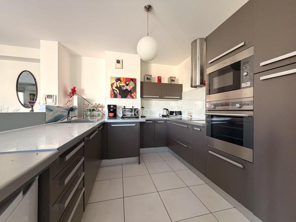 SÈTE — Appartement 1 chambre avec grande terrasse, vue dégagée et parking privatif.

Dans un environnement calme, à proximité immédiate de toutes les commodités, venez découvrir ce magnifique appartement d’environ 63,5 m², agrémenté d’une superbe terrasse de près de 38 m² et d’une place de parking privative en sous-sol.
Situé au 4ᵉ et dernier étage avec ascenseur d’une résidence construite en 2010, au 20 rue Maurice Clavel, cet appartement est parfaitement entretenu.

Dès l’entrée, vous découvrirez une spacieuse pièce de vie baignée de lumière, ouverte sur une magnifique terrasse avec une vue dégagée sur le mont Saint-Clair. La cuisine moderne et entièrement équipée (électroménager inclus), s’intègre harmonieusement à cet espace convivial.
L’espace nuit comprend une belle chambre avec placard intégré ainsi qu’une salle d’eau équipée d’une grande douche à l’italienne, d’un meuble simple vasque, de WC et de rangements.
Grâce à son exposition plein sud, l’appartement bénéficie d’une luminosité exceptionnelle tout au long de la journée. Il est équipé de menuiseries en double vitrage, de volets roulants ainsi que de climatisations réversibles, avec un split dans le séjour et un second dans la chambre.

Les charges de copropriété comprennent notamment :
* L’entretien de la résidence et des parties communes ; L’ascenseur ; Les assurances de la copropriété ;
* Le chauffage ;
* L’eau chaude ;
* L’eau froide.

Enfin, ce bien est vendu avec une place de parking privative en sous-sol, un véritable atout sur le secteur.

📞 Une opportunité rare à Sète ! Contactez-moi dès aujourd’hui pour organiser une visite.