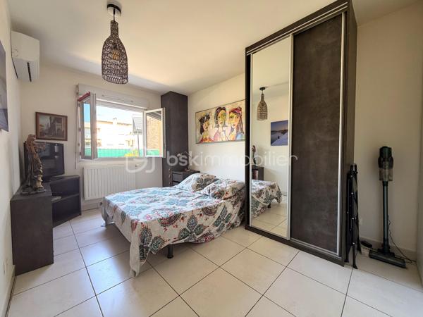 SÈTE — Appartement 1 chambre avec grande terrasse, vue dégagée et parking privatif.

Dans un environnement calme, à proximité immédiate de toutes les commodités, venez découvrir ce magnifique appartement d’environ 63,5 m², agrémenté d’une superbe terrasse de près de 38 m² et d’une place de parking privative en sous-sol.
Situé au 4ᵉ et dernier étage avec ascenseur d’une résidence construite en 2010, au 20 rue Maurice Clavel, cet appartement est parfaitement entretenu.

Dès l’entrée, vous découvrirez une spacieuse pièce de vie baignée de lumière, ouverte sur une magnifique terrasse avec une vue dégagée sur le mont Saint-Clair. La cuisine moderne et entièrement équipée (électroménager inclus), s’intègre harmonieusement à cet espace convivial.
L’espace nuit comprend une belle chambre avec placard intégré ainsi qu’une salle d’eau équipée d’une grande douche à l’italienne, d’un meuble simple vasque, de WC et de rangements.
Grâce à son exposition plein sud, l’appartement bénéficie d’une luminosité exceptionnelle tout au long de la journée. Il est équipé de menuiseries en double vitrage, de volets roulants ainsi que de climatisations réversibles, avec un split dans le séjour et un second dans la chambre.

Les charges de copropriété comprennent notamment :
* L’entretien de la résidence et des parties communes ; L’ascenseur ; Les assurances de la copropriété ;
* Le chauffage ;
* L’eau chaude ;
* L’eau froide.

Enfin, ce bien est vendu avec une place de parking privative en sous-sol, un véritable atout sur le secteur.

📞 Une opportunité rare à Sète ! Contactez-moi dès aujourd’hui pour organiser une visite.