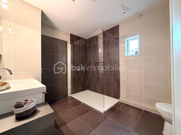 SÈTE — Appartement 1 chambre avec grande terrasse, vue dégagée et parking privatif.

Dans un environnement calme, à proximité immédiate de toutes les commodités, venez découvrir ce magnifique appartement d’environ 63,5 m², agrémenté d’une superbe terrasse de près de 38 m² et d’une place de parking privative en sous-sol.
Situé au 4ᵉ et dernier étage avec ascenseur d’une résidence construite en 2010, au 20 rue Maurice Clavel, cet appartement est parfaitement entretenu.

Dès l’entrée, vous découvrirez une spacieuse pièce de vie baignée de lumière, ouverte sur une magnifique terrasse avec une vue dégagée sur le mont Saint-Clair. La cuisine moderne et entièrement équipée (électroménager inclus), s’intègre harmonieusement à cet espace convivial.
L’espace nuit comprend une belle chambre avec placard intégré ainsi qu’une salle d’eau équipée d’une grande douche à l’italienne, d’un meuble simple vasque, de WC et de rangements.
Grâce à son exposition plein sud, l’appartement bénéficie d’une luminosité exceptionnelle tout au long de la journée. Il est équipé de menuiseries en double vitrage, de volets roulants ainsi que de climatisations réversibles, avec un split dans le séjour et un second dans la chambre.

Les charges de copropriété comprennent notamment :
* L’entretien de la résidence et des parties communes ; L’ascenseur ; Les assurances de la copropriété ;
* Le chauffage ;
* L’eau chaude ;
* L’eau froide.

Enfin, ce bien est vendu avec une place de parking privative en sous-sol, un véritable atout sur le secteur.

📞 Une opportunité rare à Sète ! Contactez-moi dès aujourd’hui pour organiser une visite.