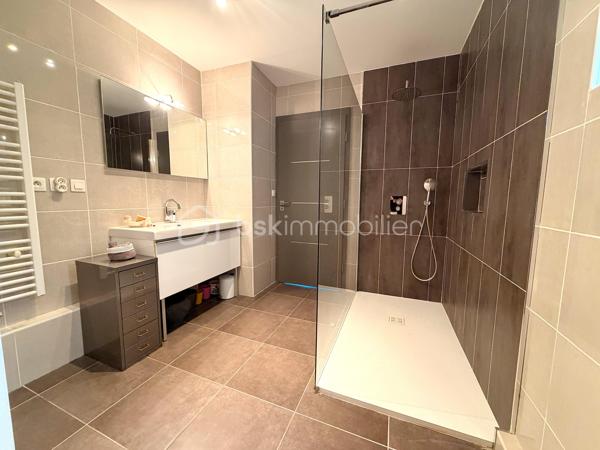 SÈTE — Appartement 1 chambre avec grande terrasse, vue dégagée et parking privatif.

Dans un environnement calme, à proximité immédiate de toutes les commodités, venez découvrir ce magnifique appartement d’environ 63,5 m², agrémenté d’une superbe terrasse de près de 38 m² et d’une place de parking privative en sous-sol.
Situé au 4ᵉ et dernier étage avec ascenseur d’une résidence construite en 2010, au 20 rue Maurice Clavel, cet appartement est parfaitement entretenu.

Dès l’entrée, vous découvrirez une spacieuse pièce de vie baignée de lumière, ouverte sur une magnifique terrasse avec une vue dégagée sur le mont Saint-Clair. La cuisine moderne et entièrement équipée (électroménager inclus), s’intègre harmonieusement à cet espace convivial.
L’espace nuit comprend une belle chambre avec placard intégré ainsi qu’une salle d’eau équipée d’une grande douche à l’italienne, d’un meuble simple vasque, de WC et de rangements.
Grâce à son exposition plein sud, l’appartement bénéficie d’une luminosité exceptionnelle tout au long de la journée. Il est équipé de menuiseries en double vitrage, de volets roulants ainsi que de climatisations réversibles, avec un split dans le séjour et un second dans la chambre.

Les charges de copropriété comprennent notamment :
* L’entretien de la résidence et des parties communes ; L’ascenseur ; Les assurances de la copropriété ;
* Le chauffage ;
* L’eau chaude ;
* L’eau froide.

Enfin, ce bien est vendu avec une place de parking privative en sous-sol, un véritable atout sur le secteur.

📞 Une opportunité rare à Sète ! Contactez-moi dès aujourd’hui pour organiser une visite.