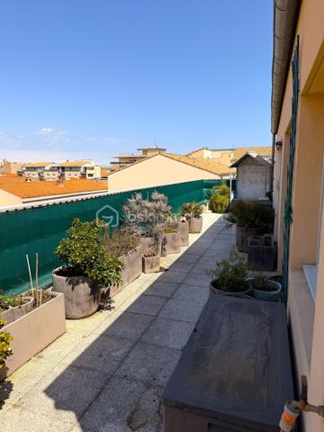 SÈTE — Appartement 1 chambre avec grande terrasse, vue dégagée et parking privatif.

Dans un environnement calme, à proximité immédiate de toutes les commodités, venez découvrir ce magnifique appartement d’environ 63,5 m², agrémenté d’une superbe terrasse de près de 38 m² et d’une place de parking privative en sous-sol.
Situé au 4ᵉ et dernier étage avec ascenseur d’une résidence construite en 2010, au 20 rue Maurice Clavel, cet appartement est parfaitement entretenu.

Dès l’entrée, vous découvrirez une spacieuse pièce de vie baignée de lumière, ouverte sur une magnifique terrasse avec une vue dégagée sur le mont Saint-Clair. La cuisine moderne et entièrement équipée (électroménager inclus), s’intègre harmonieusement à cet espace convivial.
L’espace nuit comprend une belle chambre avec placard intégré ainsi qu’une salle d’eau équipée d’une grande douche à l’italienne, d’un meuble simple vasque, de WC et de rangements.
Grâce à son exposition plein sud, l’appartement bénéficie d’une luminosité exceptionnelle tout au long de la journée. Il est équipé de menuiseries en double vitrage, de volets roulants ainsi que de climatisations réversibles, avec un split dans le séjour et un second dans la chambre.

Les charges de copropriété comprennent notamment :
* L’entretien de la résidence et des parties communes ; L’ascenseur ; Les assurances de la copropriété ;
* Le chauffage ;
* L’eau chaude ;
* L’eau froide.

Enfin, ce bien est vendu avec une place de parking privative en sous-sol, un véritable atout sur le secteur.

📞 Une opportunité rare à Sète ! Contactez-moi dès aujourd’hui pour organiser une visite.