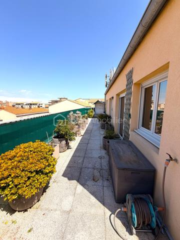 SÈTE — Appartement 1 chambre avec grande terrasse, vue dégagée et parking privatif.

Dans un environnement calme, à proximité immédiate de toutes les commodités, venez découvrir ce magnifique appartement d’environ 63,5 m², agrémenté d’une superbe terrasse de près de 38 m² et d’une place de parking privative en sous-sol.
Situé au 4ᵉ et dernier étage avec ascenseur d’une résidence construite en 2010, au 20 rue Maurice Clavel, cet appartement est parfaitement entretenu.

Dès l’entrée, vous découvrirez une spacieuse pièce de vie baignée de lumière, ouverte sur une magnifique terrasse avec une vue dégagée sur le mont Saint-Clair. La cuisine moderne et entièrement équipée (électroménager inclus), s’intègre harmonieusement à cet espace convivial.
L’espace nuit comprend une belle chambre avec placard intégré ainsi qu’une salle d’eau équipée d’une grande douche à l’italienne, d’un meuble simple vasque, de WC et de rangements.
Grâce à son exposition plein sud, l’appartement bénéficie d’une luminosité exceptionnelle tout au long de la journée. Il est équipé de menuiseries en double vitrage, de volets roulants ainsi que de climatisations réversibles, avec un split dans le séjour et un second dans la chambre.

Les charges de copropriété comprennent notamment :
* L’entretien de la résidence et des parties communes ; L’ascenseur ; Les assurances de la copropriété ;
* Le chauffage ;
* L’eau chaude ;
* L’eau froide.

Enfin, ce bien est vendu avec une place de parking privative en sous-sol, un véritable atout sur le secteur.

📞 Une opportunité rare à Sète ! Contactez-moi dès aujourd’hui pour organiser une visite.