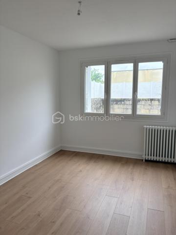 Nouveau dans notre réseau ! Situé au rez-de-chaussée d'une petite copropriété sans charges, cet appartement T3 refait à neuf bénéficie d'une situation calme et agréable au cœur du quartier de Penhoët.

Le bien se compose d'une entrée, d'une cuisine séparée, d'un salon-séjour lumineux, de deux chambres, d'une salle d'eau et d'un WC indépendant. Un local chaufferie avec espace de stockage complète ce bien, accessible directement depuis le rez-de-chaussée.

Idéal pour une résidence principale ou un investissement locatif dans un quartier dynamique et bien desservi de Saint-Nazaire à deux pas des chantiers de l'Atlantique .
Contactez-moi pour plus d'informations et pour organiser une visite .
