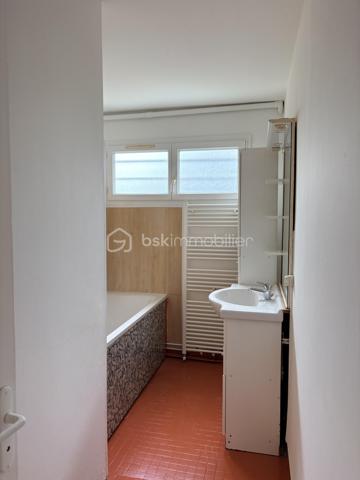 Nouveau dans notre réseau ! Situé au rez-de-chaussée d'une petite copropriété sans charges, cet appartement T3 refait à neuf bénéficie d'une situation calme et agréable au cœur du quartier de Penhoët.

Le bien se compose d'une entrée, d'une cuisine séparée, d'un salon-séjour lumineux, de deux chambres, d'une salle d'eau et d'un WC indépendant. Un local chaufferie avec espace de stockage complète ce bien, accessible directement depuis le rez-de-chaussée.

Idéal pour une résidence principale ou un investissement locatif dans un quartier dynamique et bien desservi de Saint-Nazaire à deux pas des chantiers de l'Atlantique .
Contactez-moi pour plus d'informations et pour organiser une visite .