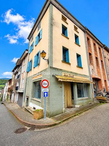 Emplacement : Plein centre-ville, La Bastide-de-Sérou (09240 - Ariège)

​Descriptif général
​Avis aux investisseurs, commerçants, artisans ou familles avec un grand projet de vie ! Situé en plein cœur du village dynamique de La Bastide-de-Sérou, découvrez cet ensemble immobilier hors norme né de la réunion de trois maisons.

​Offrant un potentiel tout simplement incroyable, ce bien unique se compose de 170 m² habitables et de 170 m² d'annexes (comprenant garage, magasin et réserves). Une configuration rare sur le marché qui allie parfaitement vie privée, projet professionnel et capacité de stockage. Doté d'une structure saine et de magnifiques volumes, cet ensemble nécessite une rénovation globale : la page blanche idéale pour laisser libre cours à votre imagination et façonner un projet sur-mesure !

​🛌 Le Coin Habitation (Env. 170 m²)
​L'espace de vie, spacieux et modulable, est idéal pour accueillir une grande famille ou pour être configuré en chambres d'hôtes / appartements indépendants :

​5 chambres lumineuses offrant de beaux volumes.
​3 balcons pour profiter de l'extérieur et de l'animation du centre-village.
​📐 Le Coin Professionnel & Annexes (Env. 170 m²)
​Un véritable atout pour du stockage, un artisan ou une activité commerciale :

​Vitrines commerciales en rez-de-chaussée : Emplacement numéro 1 en plein centre, idéal pour un magasin, un atelier ou des bureaux.
​Espace réserve : Parfaitement attenant pour stocker vos marchandises ou votre matériel.
​Un grand garage : Un luxe rare et indispensable en plein centre-ville pour stationner vos véhicules ou décharger du matériel à l'abri.
​Une cave : Idéale pour du rangement supplémentaire ou pour les amateurs de vin.

​🔑 Les points forts du bien :
​Volume global de près de 340 m² à exploiter selon vos envies.
​Emplacement stratégique : Visibilité commerciale optimale et toutes les commodités à pied (écoles, commerces, services).
​Modularité totale : Possibilité de dissocier la partie commerciale de la partie habitation, ou de découper l'ensemble en plusieurs lots locatifs.
​📊 Caractéristiques clés :
​Surface habitable : ~170 m²
​Surface annexes (Magasin, Garage, Réserves, Cave) : ~170 m²
​Nombre de chambres : 5
​Extérieurs : 3 balcons
​Localisation : La Bastide-de-Sérou (Ariège), au cœur du Parc Naturel Régional des Pyrénées Ariégeoises, entre Foix et Saint-Girons.
Travaux à prévoir.
​Prix : 123 000€ (Honoraires charge vendeur)

DPE : En cours


​Un ensemble avec un tel volume et autant de possibilités en plein centre-ville est une opportunité rarissime sur le secteur. Contactez-moi dès aujourd'hui pour organiser une visite et concrétiser votre projet !