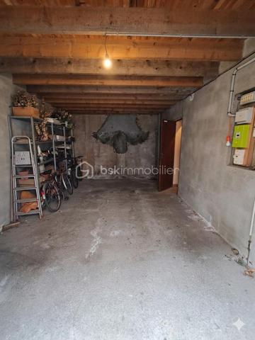 Emplacement : Plein centre-ville, La Bastide-de-Sérou (09240 - Ariège)

​Descriptif général
​Avis aux investisseurs, commerçants, artisans ou familles avec un grand projet de vie ! Situé en plein cœur du village dynamique de La Bastide-de-Sérou, découvrez cet ensemble immobilier hors norme né de la réunion de trois maisons.

​Offrant un potentiel tout simplement incroyable, ce bien unique se compose de 170 m² habitables et de 170 m² d'annexes (comprenant garage, magasin et réserves). Une configuration rare sur le marché qui allie parfaitement vie privée, projet professionnel et capacité de stockage. Doté d'une structure saine et de magnifiques volumes, cet ensemble nécessite une rénovation globale : la page blanche idéale pour laisser libre cours à votre imagination et façonner un projet sur-mesure !

​🛌 Le Coin Habitation (Env. 170 m²)
​L'espace de vie, spacieux et modulable, est idéal pour accueillir une grande famille ou pour être configuré en chambres d'hôtes / appartements indépendants :

​5 chambres lumineuses offrant de beaux volumes.
​3 balcons pour profiter de l'extérieur et de l'animation du centre-village.
​📐 Le Coin Professionnel & Annexes (Env. 170 m²)
​Un véritable atout pour du stockage, un artisan ou une activité commerciale :

​Vitrines commerciales en rez-de-chaussée : Emplacement numéro 1 en plein centre, idéal pour un magasin, un atelier ou des bureaux.
​Espace réserve : Parfaitement attenant pour stocker vos marchandises ou votre matériel.
​Un grand garage : Un luxe rare et indispensable en plein centre-ville pour stationner vos véhicules ou décharger du matériel à l'abri.
​Une cave : Idéale pour du rangement supplémentaire ou pour les amateurs de vin.

​🔑 Les points forts du bien :
​Volume global de près de 340 m² à exploiter selon vos envies.
​Emplacement stratégique : Visibilité commerciale optimale et toutes les commodités à pied (écoles, commerces, services).
​Modularité totale : Possibilité de dissocier la partie commerciale de la partie habitation, ou de découper l'ensemble en plusieurs lots locatifs.
​📊 Caractéristiques clés :
​Surface habitable : ~170 m²
​Surface annexes (Magasin, Garage, Réserves, Cave) : ~170 m²
​Nombre de chambres : 5
​Extérieurs : 3 balcons
​Localisation : La Bastide-de-Sérou (Ariège), au cœur du Parc Naturel Régional des Pyrénées Ariégeoises, entre Foix et Saint-Girons.
Travaux à prévoir.
​Prix : 123 000€ (Honoraires charge vendeur)

DPE : En cours


​Un ensemble avec un tel volume et autant de possibilités en plein centre-ville est une opportunité rarissime sur le secteur. Contactez-moi dès aujourd'hui pour organiser une visite et concrétiser votre projet !